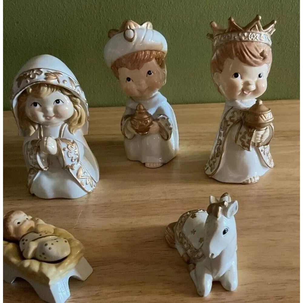 Ceramic‎ Nativity Set Small, 10 Pieces, Unbranded, White And Gold,